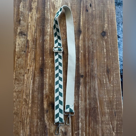 Adjustable crossbody strap - Picture 2 of 3